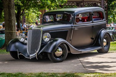 Des Moines, IA - 3 Temmuz 2022: Yerel bir otomobil fuarında 1934 Ford Tudor Sedan 'ın düşük perspektifli ön köşe görüntüsü.