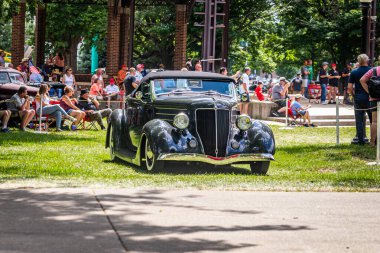 Des Moines, IA - 3 Temmuz 2022: 1936 Ford Model 68 Deluxe Roadster 'ın geniş açı görüntüsü yerel bir araba fuarında.