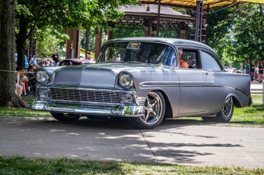 Des Moines, IA - 3 Temmuz 2022: Yerel bir otomobil fuarında 1956 Chevrolet BelAir 2 Door Hardtop 'ın düşük perspektifli ön köşe görüntüsü.