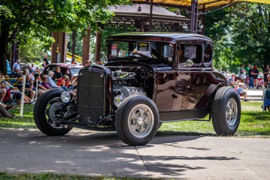 Des Moines, IA - 3 Temmuz 2022: Yerel bir araba fuarında 1930 model bir Ford Coupe Hot Rod 'un düşük perspektifli ön köşe görüntüsü.
