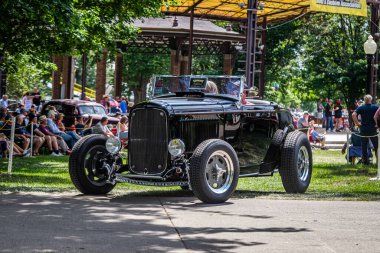 Des Moines, IA - 3 Temmuz 2022: Yerel bir araba fuarında 1932 Ford Model B Highboy Roadster 'ın düşük perspektifli ön köşe görüntüsü.
