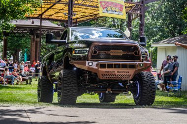 Des Moines, IA - 3 Temmuz 2022: Yerel bir araba fuarında 2011 model Dodge Ram 2500 kamyonetin geniş açı görüntüsü.