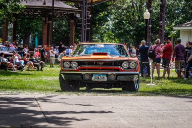 Des Moines, IA - 3 Temmuz 2022: 1970 Plymouth Road Runner Coupe yerel bir araba fuarında geniş açı.