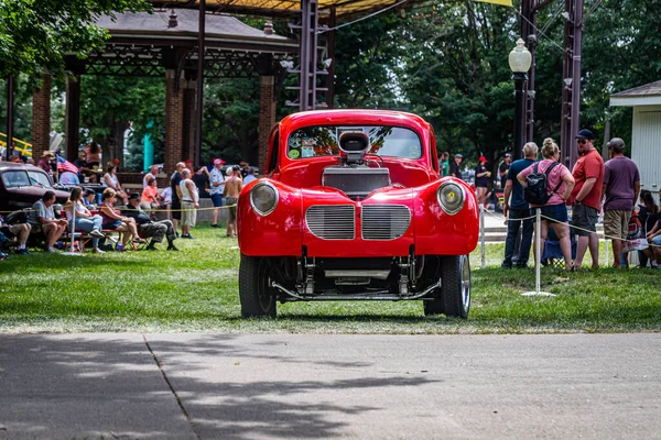 Des Moines, IA - 3 Temmuz 2022: 1940 Willys Gasser Style Coupe 'nin geniş açı görüntüsü yerel bir araba fuarında.
