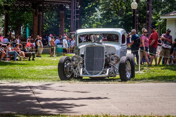 Des Moines, IA - 3 Temmuz 2022: 1934 Ford 3 Coupe Hot Rod 'un geniş açılı ön görüntüsü yerel bir araba fuarında.