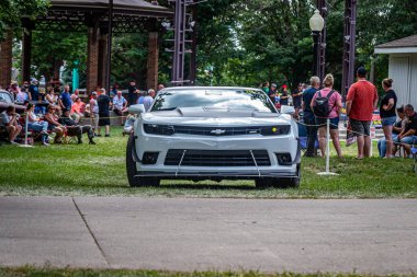 Des Moines, IA - 3 Temmuz 2022: Yerel bir otomobil fuarında 2014 Chevrolet Camaro SS 1LE 'nin geniş açı görüntüsü.
