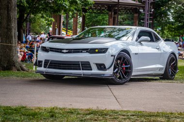 Des Moines, IA - 3 Temmuz 2022: Yerel bir otomobil fuarında 2014 Chevrolet Camaro SS 1LE 'nin düşük perspektifli ön köşe görüntüsü.