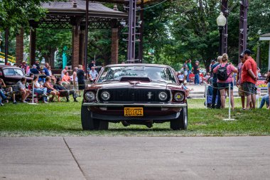 Des Moines, IA - 3 Temmuz 2022: 1969 Ford Mustang Boss 429 model bir otomobil fuarının geniş açılı ön görüntüsü.
