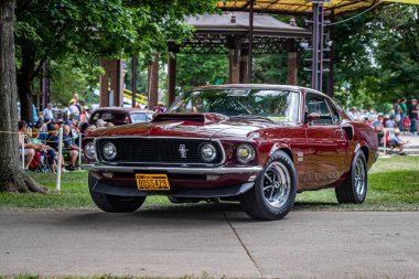 Des Moines, IA - 3 Temmuz 2022: 1969 Ford Mustang Boss 429 model bir otomobil fuarının düşük perspektifli ön köşesi.