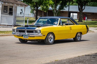 Des Moines, IA - 3 Temmuz 2022: 1970 Dodge Dart Swinger 340 2 Door Hardtop yerel bir araba fuarında geniş açılı ön köşe görüntüsü.