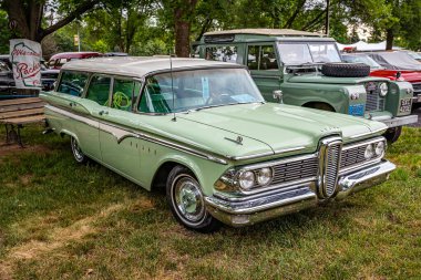Iola, WI - 07 Temmuz 2022: 1959 Edsel Villager Station Wagon 'un yüksek perspektifli ön köşesi yerel bir araba fuarında.
