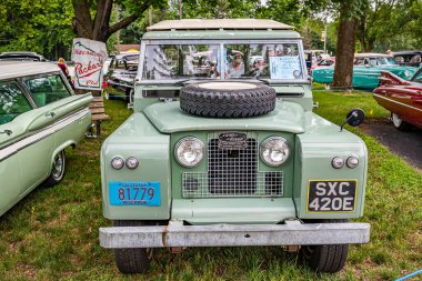 Iola, WI - Temmuz 07, 2022: Yerel bir araba fuarında 1967 Land Rover 88 serisinin ön görüntüsü.