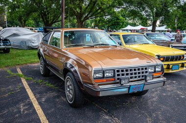 Iola, WI - Temmuz 07, 2022: Yerel bir araba fuarında 1982 AMC Eagle SX / 4 Sport Coupe 'nin yüksek perspektifli ön köşe görüntüsü.