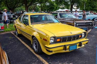 Iola, WI - Temmuz 07, 2022: Yerel bir araba fuarında 1977 AMC Hornet AMX Coupe 'nin yüksek perspektifli ön köşe görüntüsü.