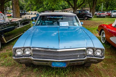 Iola, WI - 7 Temmuz 2022: 1969 model Buick Skylark Üstü açılabilir bir arabanın yüksek perspektifli görüntüsü yerel bir araba fuarında.