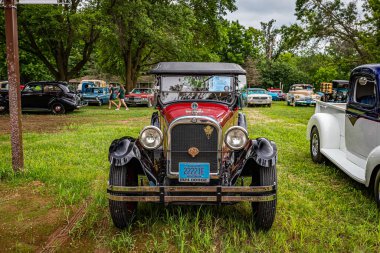 Iola, WI - 07 Temmuz 2022: 1924 Dodge Brothers Roadster 'ın yerel bir otomobil fuarındaki yüksek perspektifli manzarası.