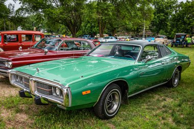 Iola, WI - 7 Temmuz 2022: 1973 Dodge Charger Hardtop Coupe 'nin yüksek perspektifli ön köşe görüntüsü yerel bir araba fuarında.