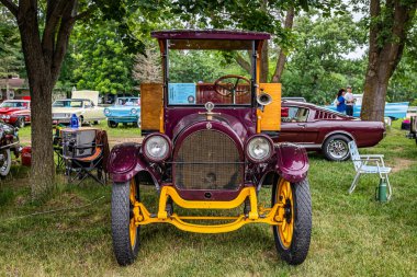 Iola, WI - Temmuz 07, 2022: Yerel bir otomobil fuarında 1919 model bir Oldsmobile T 3 / 4 Ton kamyonet manzarası.