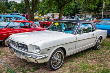 Iola, WI - Temmuz 07, 2022: 1964 Ford Mustang Hardtop Coupe 'nin yüksek perspektifli ön köşe görüntüsü yerel bir araba fuarında.