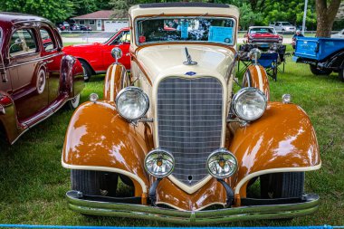 Iola, WI - Temmuz 07, 2022: 1934 Lincoln Model KB 7 Yolcu Limuzini 'nin yüksek perspektifli manzarası yerel bir araba fuarında.