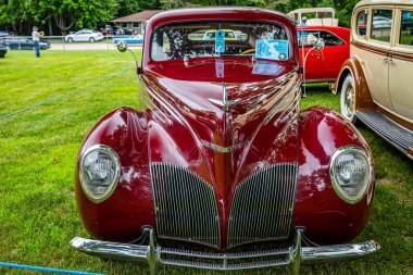 Iola, WI - 07 Temmuz 2022: 1939 Lincoln Zephyr V12 4 Door Sedan 'ın yerel bir araba fuarında yüksek perspektifli ön görüntüsü.