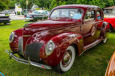 Iola, WI - 7 Temmuz 2022: 1939 Lincoln Zephyr V12 4 Door Sedan 'ın yüksek perspektifli ön köşe görüntüsü yerel bir araba fuarında.