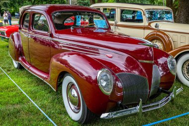 Iola, WI - 7 Temmuz 2022: 1939 Lincoln Zephyr V12 4 Door Sedan 'ın yüksek perspektifli ön köşe görüntüsü yerel bir araba fuarında.