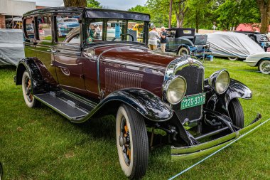 Iola, WI - 7 Temmuz 2022: 1929 Reo Uçan Bulut Üstadı Sedan 'ın yüksek perspektifli ön köşesi yerel bir araba fuarında.