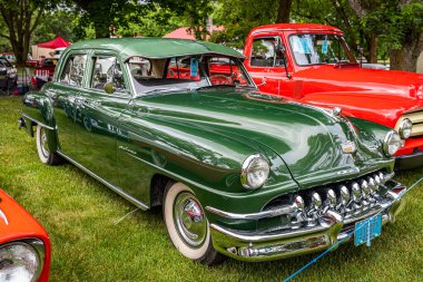 Iola, WI - 07 Temmuz 2022: 1951 DeSoto Deluxe Sedan 'ın yerel bir araba fuarında yüksek perspektifli ön köşe görüntüsü.