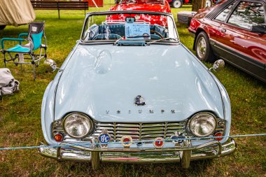 Iola, WI - Temmuz 07, 2022: Yerel bir otomobil fuarında 1962 Triumph TR4 'ün yüksek perspektifli ön görüntüsü.
