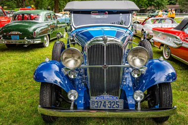 Iola, WI - 07 Temmuz 2022: 1933 Willys Overland Deluxe Sport Touring 'in yerel bir araba fuarında yüksek perspektifli ön görüntüsü.