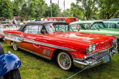 Iola, WI - 7 Temmuz 2022: 1958 Pontiac Bonneville Üstü açılır araba fuarının yüksek perspektifli ön köşesi.