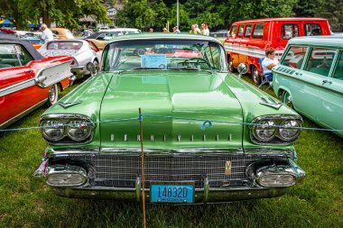 Iola, WI - 07 Temmuz 2022: 1958 Pontiac Bonneville 2 Kapısı Hardtop manzaralı yerel bir araba fuarında.