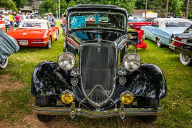 Iola, WI - Temmuz 07, 2022: 1933 Ford Model 40 Deluxe Fordor Sedan 'ın yüksek perspektifli ön görüntüsü yerel bir otomobil fuarında.