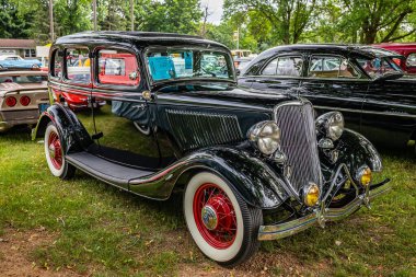 Iola, WI - Temmuz 07, 2022: 1933 Ford Model 40 Deluxe Fordor Sedan 'ın yüksek perspektifli ön köşe görüntüsü yerel bir araba fuarında.