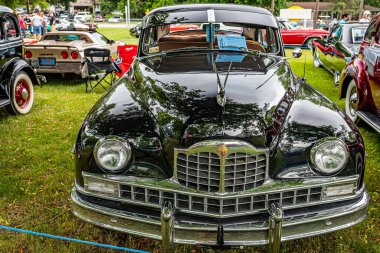 Iola, WI - 07 Temmuz 2022: Yerel bir araba fuarında 1949 Packard Custom Eight Sedan 'ın yüksek perspektifli ön görüntüsü.