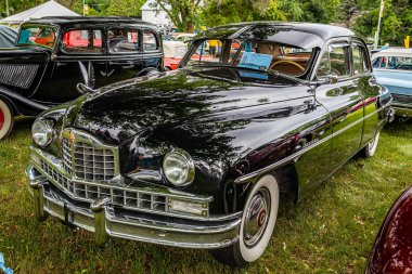 Iola, WI - Temmuz 07, 2022: Yerel bir araba fuarında 1949 Packard Özel Sekizli Sedan 'ın yüksek perspektifli ön köşe görüntüsü.