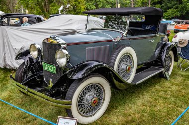 Iola, WI - Temmuz 07, 2022: 1929 Graham Paige Model 827 yerel bir araba fuarında yüksek perspektifli ön köşe görüntüsü.