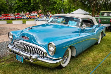 Iola, WI - 7 Temmuz 2022: 1953 model Buick Skylark Üstü açılabilen bir arabanın yüksek perspektifli ön köşesi.