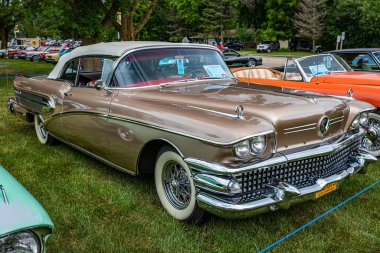 Iola, WI - 7 Temmuz 2022: 1958 model Buick Century Üstü açılabilir bir arabanın yüksek perspektifli ön köşesi yerel bir araba fuarında.