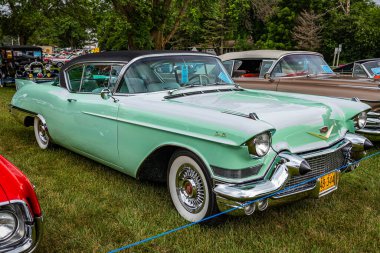Iola, WI - 7 Temmuz 2022: 1957 Cadillac Eldorado Seville Coupe 'nin yüksek perspektifli ön köşe görüntüsü yerel bir araba fuarında.