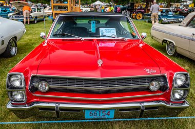 Iola, WI - Temmuz 07, 2022: Yerel bir araba fuarında 1967 AMC Marlin Hardtop Coupe 'nin yüksek perspektifli ön görüntüsü.
