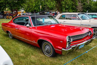 Iola, WI - Temmuz 07, 2022: Yerel bir araba fuarında 1967 AMC Marlin Hardtop Coupe 'nin yüksek perspektifli ön köşe görüntüsü.