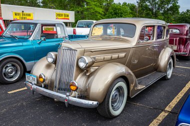 Iola, WI - 07 Temmuz 2022: 1937 Packard 115 Touring Sedan 'ın yüksek perspektifli ön köşe görüntüsü.