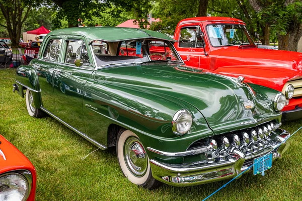 Iola, WI - 07 Temmuz 2022: 1951 DeSoto Deluxe Sedan 'ın yerel bir araba fuarında yüksek perspektifli ön köşe görüntüsü.