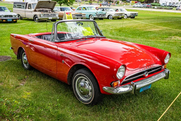 Iola, WI - Temmuz 07, 2022: 1965 Sunbeam Alpine MK IV 'ün yüksek perspektifli ön köşe görüntüsü.