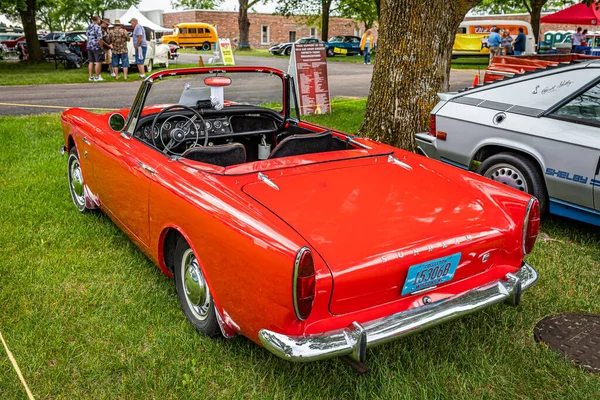 Iola, WI - Temmuz 07, 2022: 1965 Sunbeam Alpine MK IV 'ün yüksek perspektifli arka köşe görüntüsü.