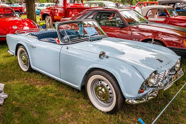 Iola, WI - Temmuz 07, 2022: 1962 Triumph TR4 'ün yüksek perspektifli ön köşe görüntüsü yerel bir otomobil fuarında.