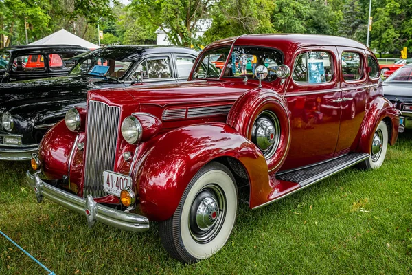 Iola, WI - 07 Temmuz 2022: 1938 Packard 1601-D Touring Sedan 'ın yüksek perspektifli ön köşe görüntüsü.