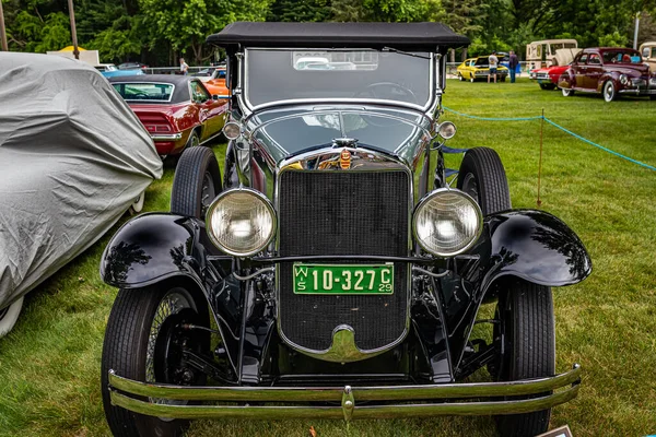 Iola, WI - Temmuz 07, 2022: 1929 Graham Paige Model 827 yerel bir araba fuarında yüksek perspektifli ön görünüm.